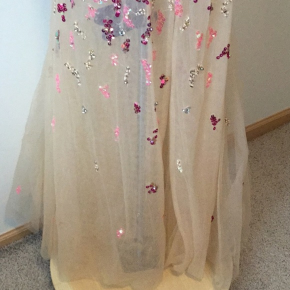 Stunning embroidered dress - Picture 4 of 5